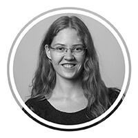 Mitarbeiterportrait einer lächelnden Frau mit Brille im Studio, schwarz-weiß, Fotostudio in Hamburg